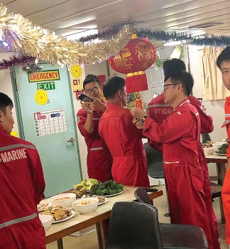 Đón Tết giữa trùng khơi