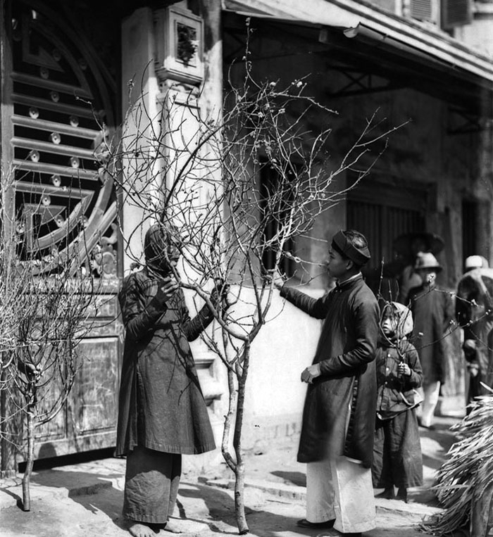 nguoi thang long xua an tet