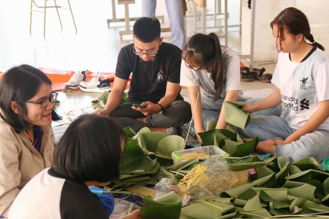 sinh vien goi banh chung tang nguoi ngheo don tet