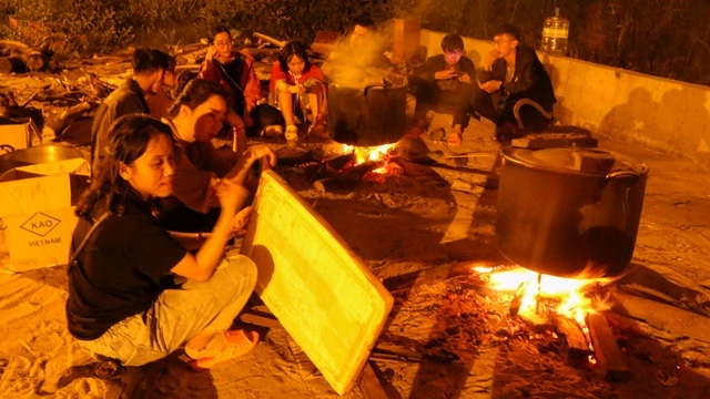 sinh vien goi banh chung tang nguoi ngheo don tet