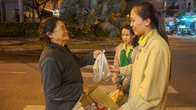 sinh vien goi banh chung tang nguoi ngheo don tet