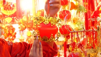 Người dân đổ về chợ trăm tuổi sắm Tết