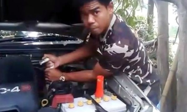 [VIDEO] Tay không bắt "trăn khổng lồ" sống trong động cơ xe ô tô