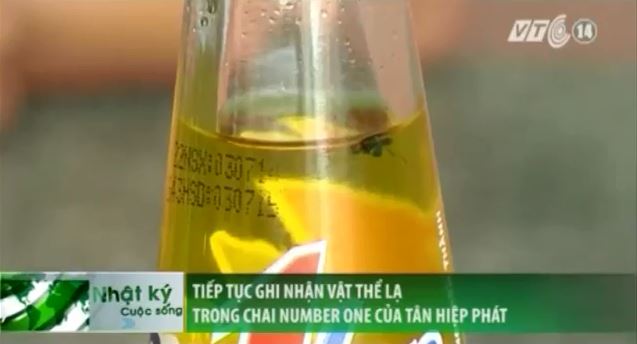 [VIDEO] Thêm một chai Number One của Tân Hiệp Phát chứa vật thể lạ