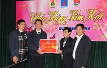 cong doan dau khi trao qua tet cho nguoi lao dong pvc