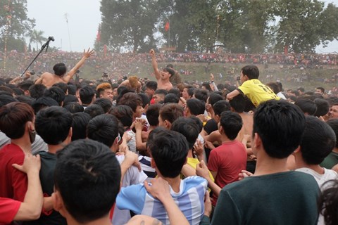giam dap do mau cuop phet o le hoi cau may man