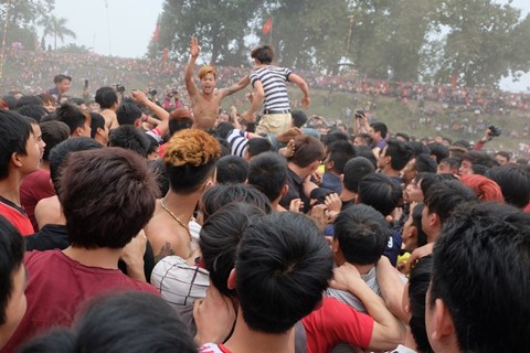 giam dap do mau cuop phet o le hoi cau may man