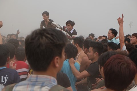 Giẫm đạp, đổ máu cướp Phết ở lễ hội cầu may mắn giam dap do mau cuop phet o le hoi cau may man