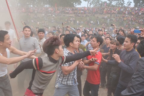 Giẫm đạp, đổ máu cướp Phết ở lễ hội cầu may mắn giam dap do mau cuop phet o le hoi cau may man