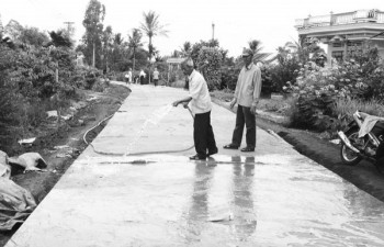 Từ lệ làng nghĩ đến luật nước