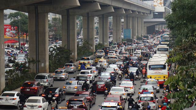 Đường phố Hà Nội ùn tắc kinh hoàng trong ngày 27 Tết duong pho ha noi un tac kinh hoang trong ngay 27 tet