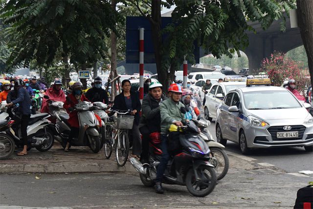 Đường phố Hà Nội ùn tắc kinh hoàng trong ngày 27 Tết duong pho ha noi un tac kinh hoang trong ngay 27 tet