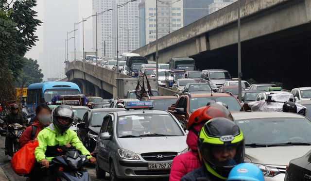 Đường phố Hà Nội ùn tắc kinh hoàng trong ngày 27 Tết duong pho ha noi un tac kinh hoang trong ngay 27 tet