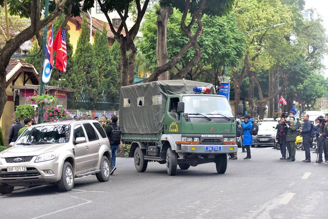 Dàn xe đặc chủng bảo vệ thượng đỉnh Mỹ - Triều diễu hành trên đường Hà Nội dan xe dac chung bao ve thuong dinh my trieu dieu hanh tren duong ha noi