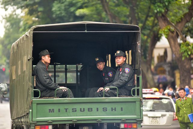 Dàn xe đặc chủng bảo vệ thượng đỉnh Mỹ - Triều diễu hành trên đường Hà Nội dan xe dac chung bao ve thuong dinh my trieu dieu hanh tren duong ha noi