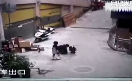 [VIDEO] Đau lòng bé gái bị thiệt mạng vì anh trai đốt pháo