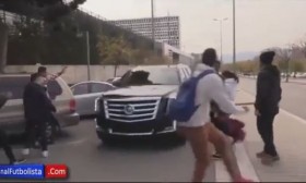 [VIDEO] Messi lao thẳng ô tô vào đám đông CĐV gây sốc người hâm mộ
