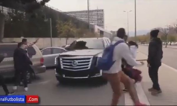 [VIDEO] Messi lao thẳng ô tô vào đám đông CĐV gây sốc cả thế giới