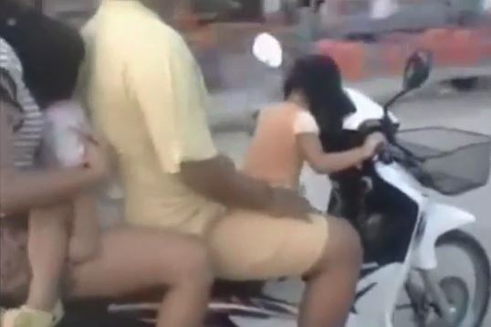 [VIDEO] Rùng mình xem cha để con gái 