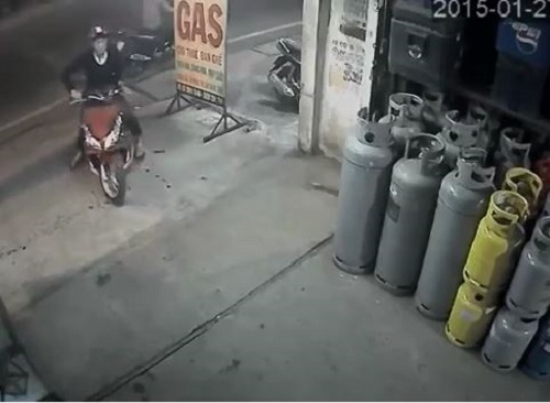 [VIDEO] Màn trộm xe Air Blade quá "manh động" ngay trước mặt chủ