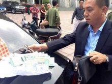 bat chong nu thu ky toa nhan tien chay an