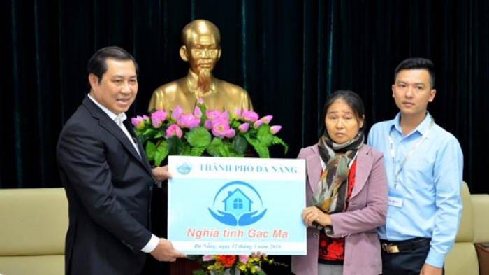 Trao nhà cho gia đình liệt sĩ Gạc Ma
