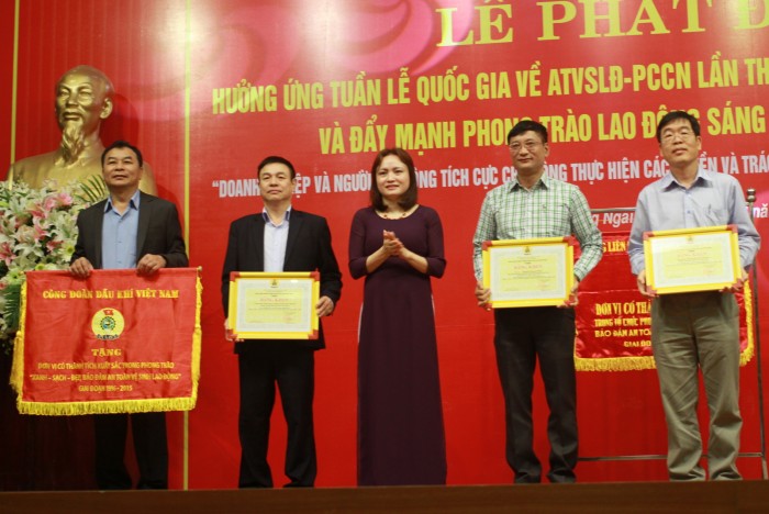 cddk viet nam phat dong tuan le quoc gia ve atvsld pccn va atgt nam 2016