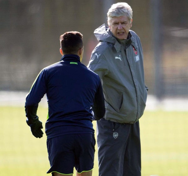 Arsene Wenger bắt tay làm hòa Alexis Sanchez