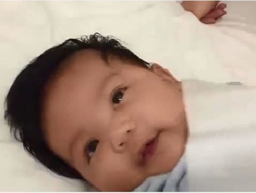 [VIDEO] Bí quyết ru con ngủ trong 40 giây gây sốt của ông bố trẻ