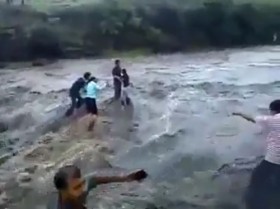 [VIDEO] Tuyệt vọng trước thảm cảnh lũ quét quá nhanh cuốn trôi 5 người