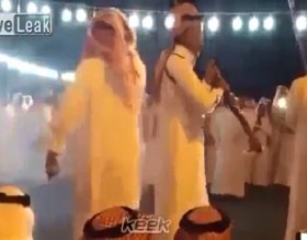 [VIDEO] Người đàn ông suýt mất mạng vì trò bắn súng trong lễ hội