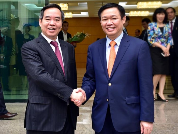 bo chinh tri phan cong truong ban kinh te trung uong