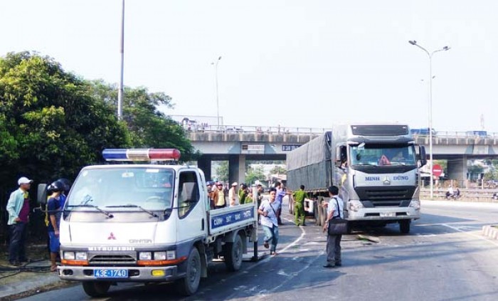 Một người bị xe đầu kéo cuốn vào gầm