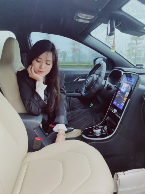 Lướt Shopee khi chờ sạc xe VinFast VF e34: “Trải nghiệm thú vị”