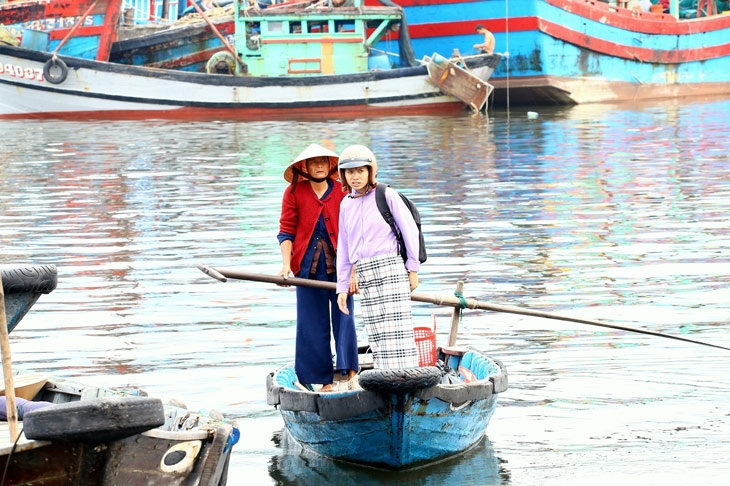 Chòng chành đời chèo đò nơi cảng cá