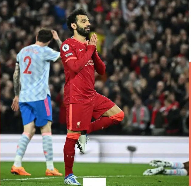 'Vua' Salah trở lại đưa Liverpool lên đỉnh bảng
