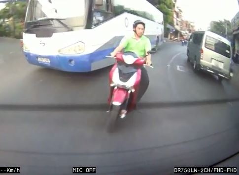 [VIDEO] Tài xế xe khách phẫn nộ vì thanh niên 