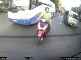 [VIDEO] Tài xế xe khách phẫn nộ vì thanh niên "SH" chạy xe ngông cuồng