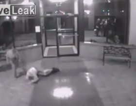 [VIDEO] Hành hung vợ, chồng bị hạ knockout bằng một cú lên gối "cực hiểm"