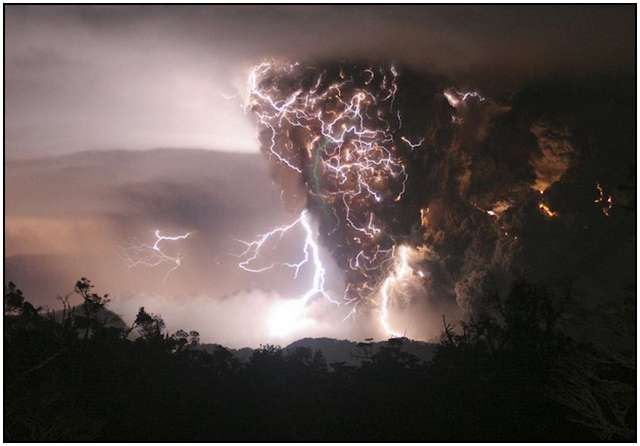 [VIDEO] Lốc xoáy, giông sét khiến 15 người thương vong ở Quảng Ngãi