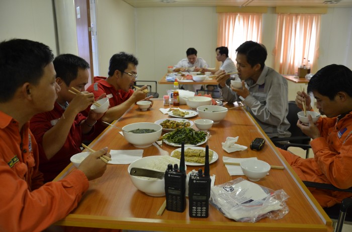 phong su anh can canh bom hang cho loc dau dung quat