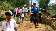 doa n thanh nien pvn trao qua cho hoi dong doi quang nam