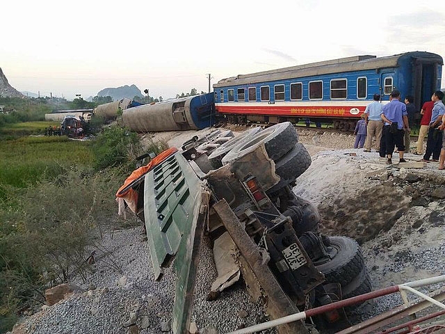 tau khach bac nam tong xe oto tai lai tau va phu lai tu vong