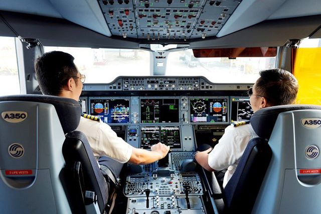 muc luong phi cong khung nhat tai vietnam airlines la 300 trieu dongthang