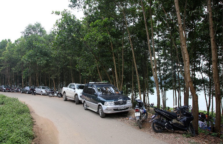 Hồ Đồng Mô vẫn tấp nập người đến cắm trại dù có biển cấm tụ tập