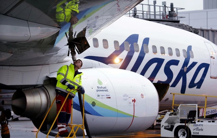 Máy bay Boeing 737-800 của Alaska Airlines tiếp nhiên liệu tại Cảng hàng không Quốc tế Seattle-Tacoma, bang Washington, Mỹ
