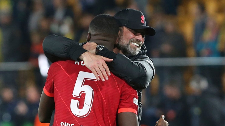Jurgen Klopp chúc mừng học trò Ibrahim Konate sau trận đấu 
