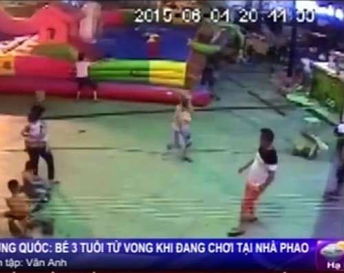 [VIDEO] Bé 3 tuổi tử vong khi gió mạnh thổi bay nhà phao lên không trung
