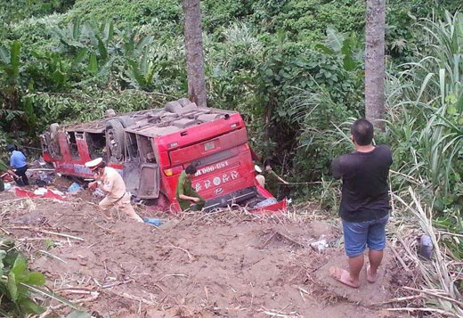  Đang trục kéo xe khách lao xuống vực lên khám nghiệm