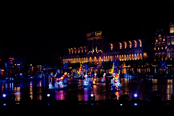 ngo ngang truoc man trinh dien chuyen nghiep cua thieu nhi quoc te trong gala tai vinpearl land nam hoi an